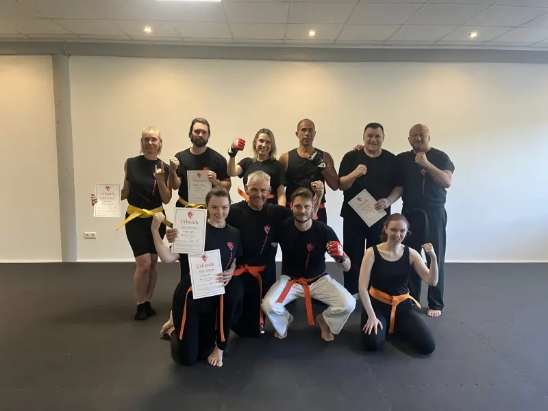 Gruppe nach der Orangegurt-Prüfung