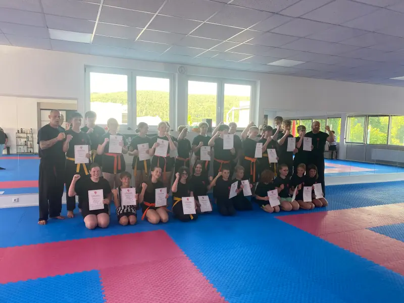 Gruppenfoto der Sommerprüfung 2026 im Dojo in Mömlingen