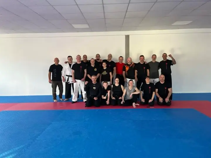 Teilnehmende des Stock- und Messerseminars